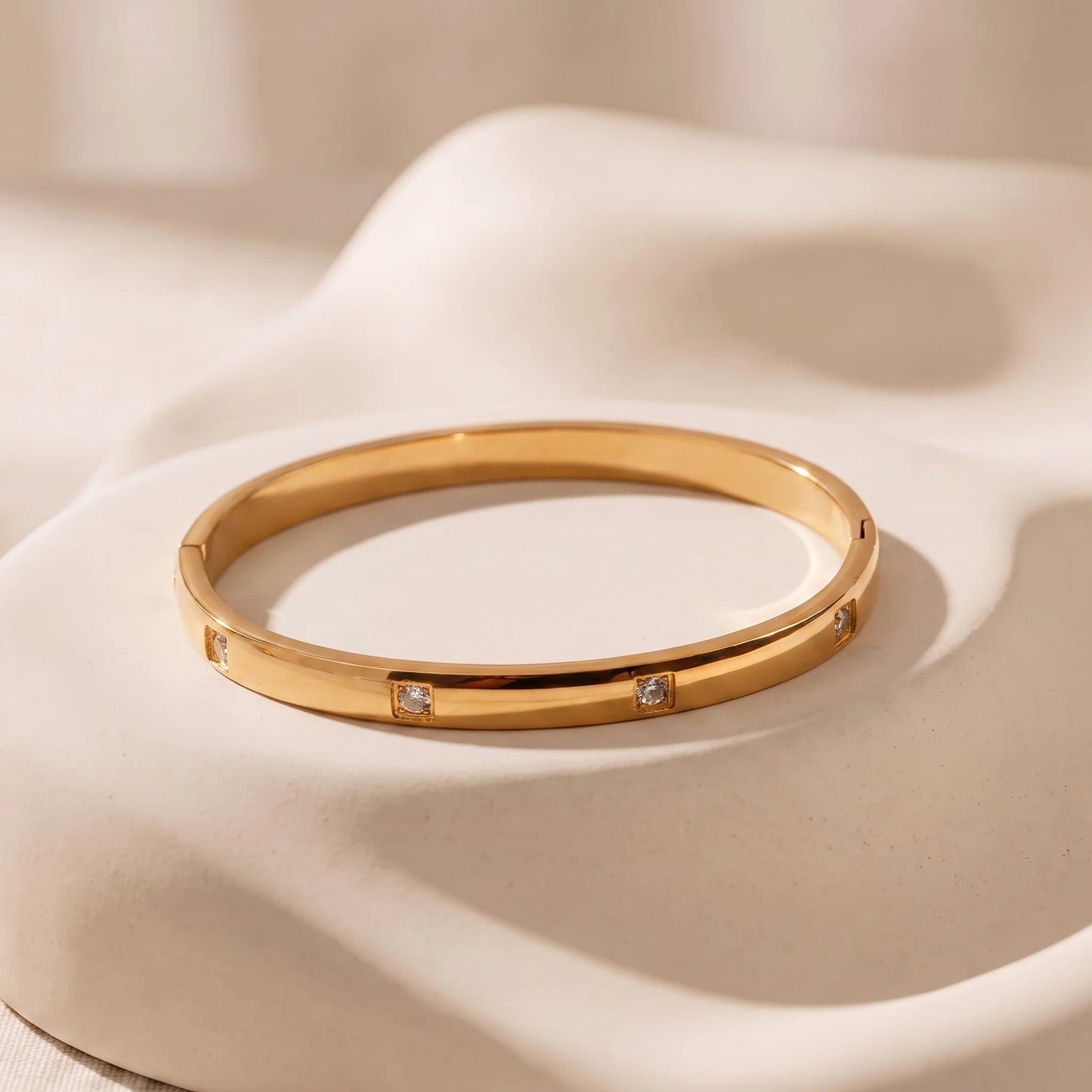 Inny Classic Solitaire Gold Bracelet