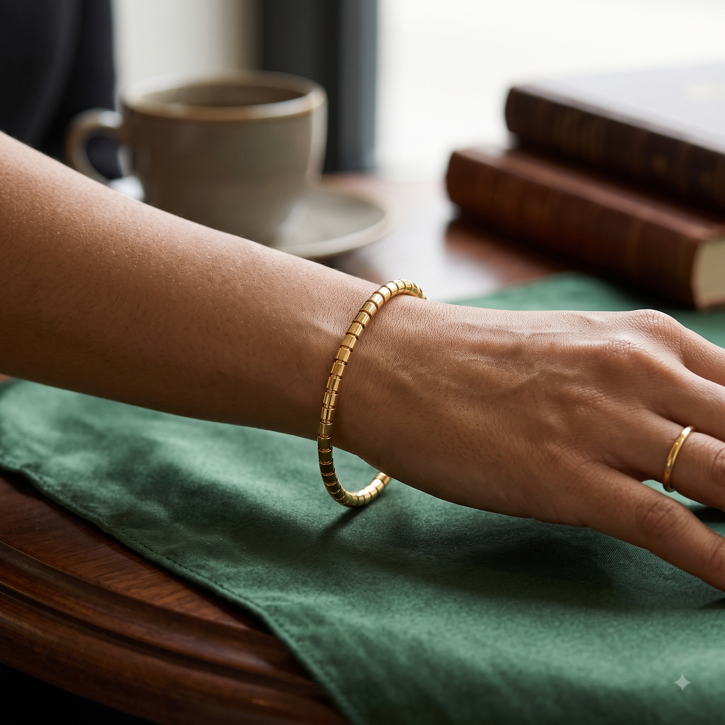 Inny Sleek Segment Gold Bracelet