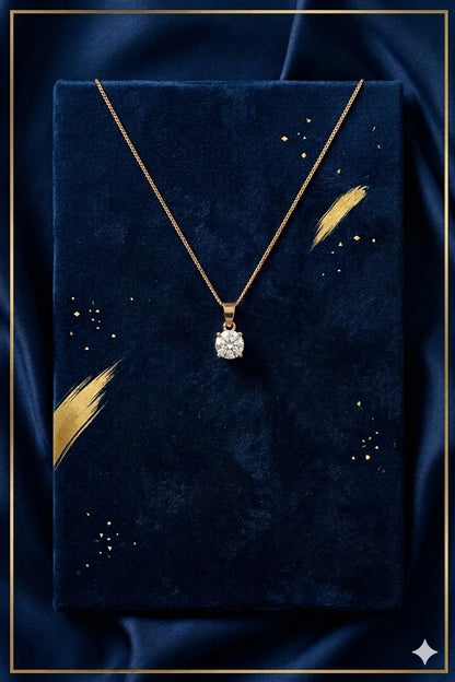 The Solitaire Étoile Pendant in  Gold